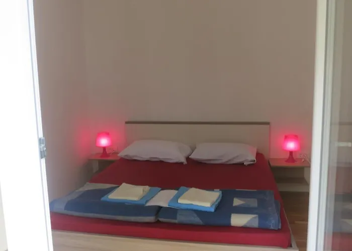 Apartament Davor *
