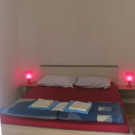 Apartament Davor *
